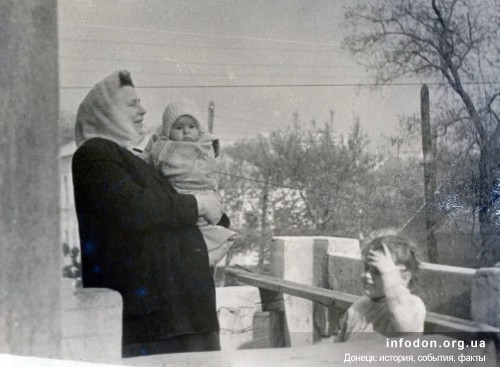 Снимок сделан из окна кухни. Это осень 1964 года, бабушка держит Гелену на руках, а вторая девочка на фото – это Алла Ахмедова из квартиры №3